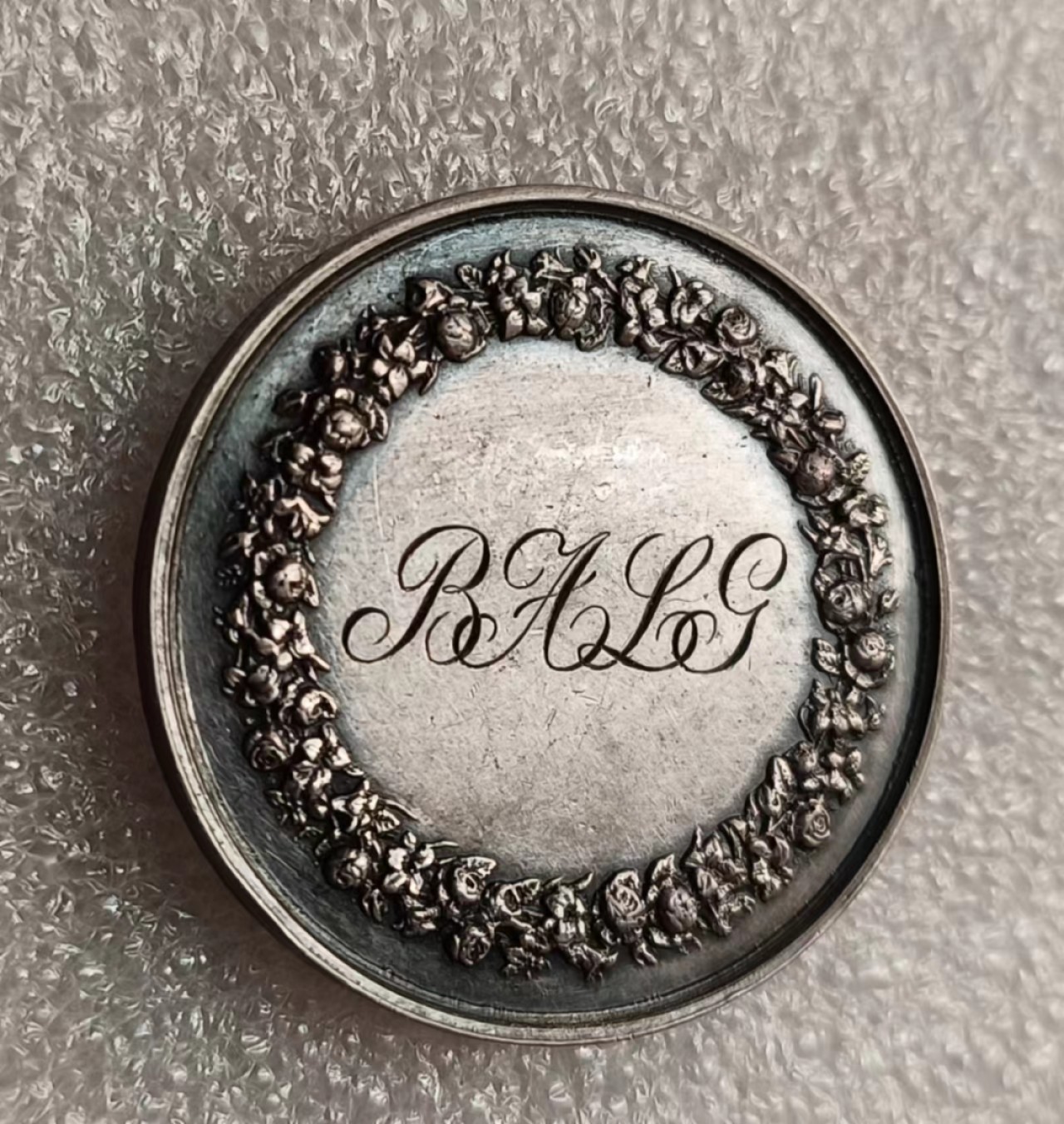 瓶子🏺第69期拍卖会 法国19世纪早期银质婚章33毫米15.85克