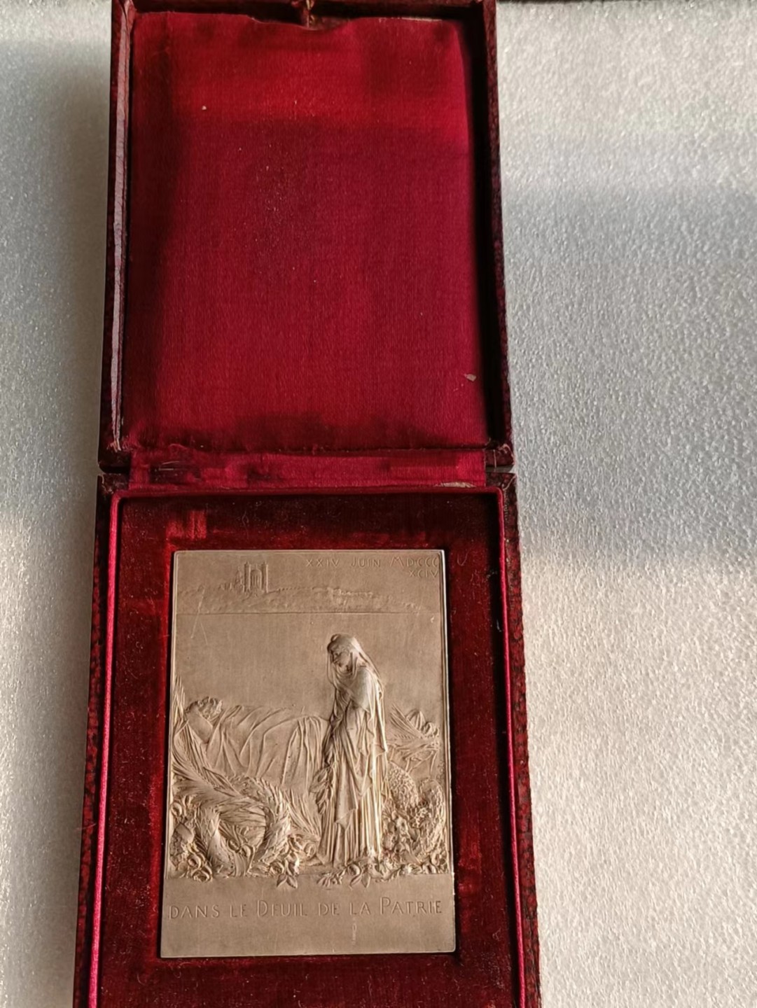 瓶子🏺第69期拍卖会 法国1894年卡诺总统葬礼镀银铜章罗蒂名作（原盒）78×55毫米142.34克