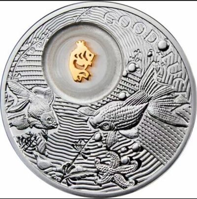 【海宁潮】第五十二期拍卖 - 【海寧潮A】纽埃2013，幸运钱币系列-“幸运金鱼”-银款，28.28克,镂空镶嵌活动银镀金金鱼幸运符银币. 盒证全. 银闪闪漂亮