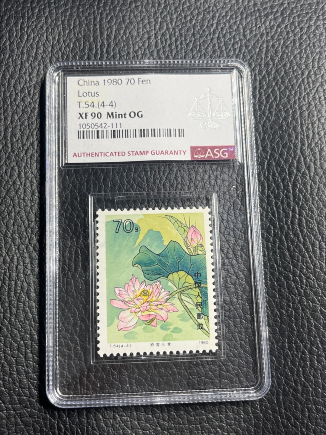 洪涛臻品批发群  精选邮票限时拍卖第一百零六期 T54荷花★总筋★4-4  新  ASG90分OG  版撕绝中绝，最严格时期出分，荷花★裸票★一套400元左右，总筋一枚就要300大几，可见总筋的分量，拥有这一枚几乎等于拥有这一套，喜欢不要错过