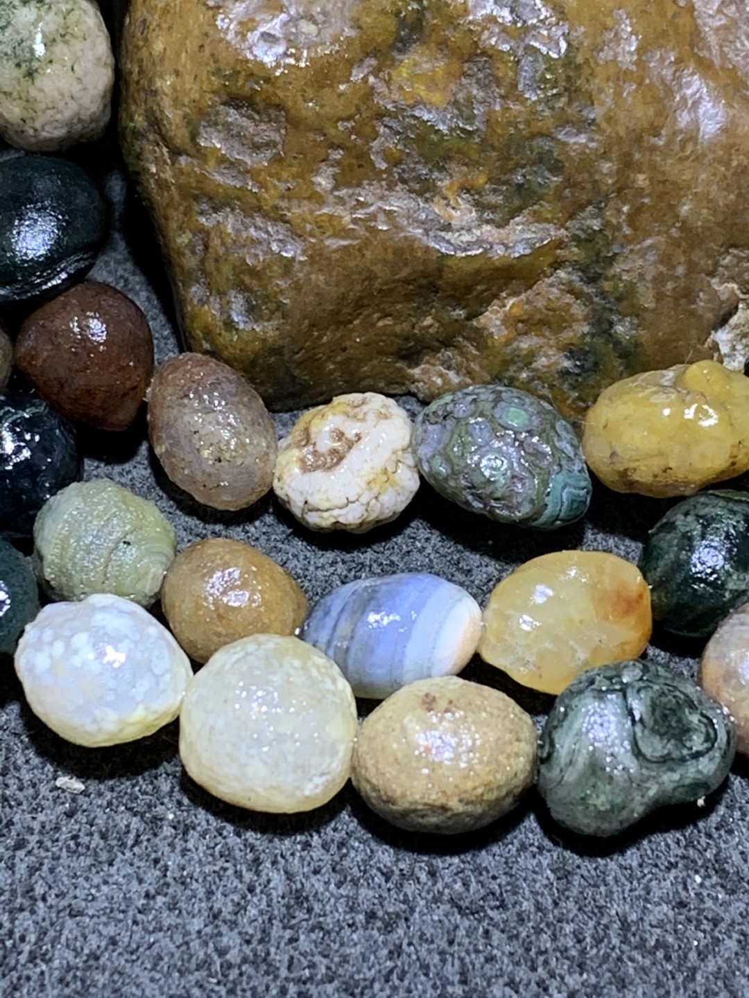 精美外蒙眼石手缠一条