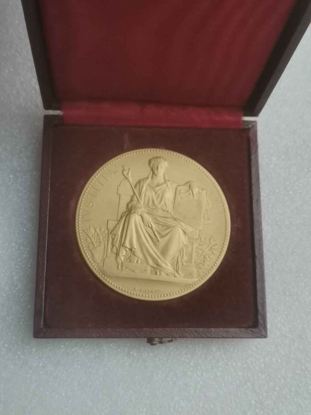 瓶子🏺第69期拍卖会 法国1908年公正女神镀金银章（原盒）50毫米66克