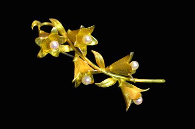 冠军拍卖名人旧藏专场 - Tiffany & Co蒂芙尼18K金质古董兰玲草胸针，带珍珠，帕洛玛·毕加索（Paloma Picasso）签名系列，重10.6克，华人家族收藏