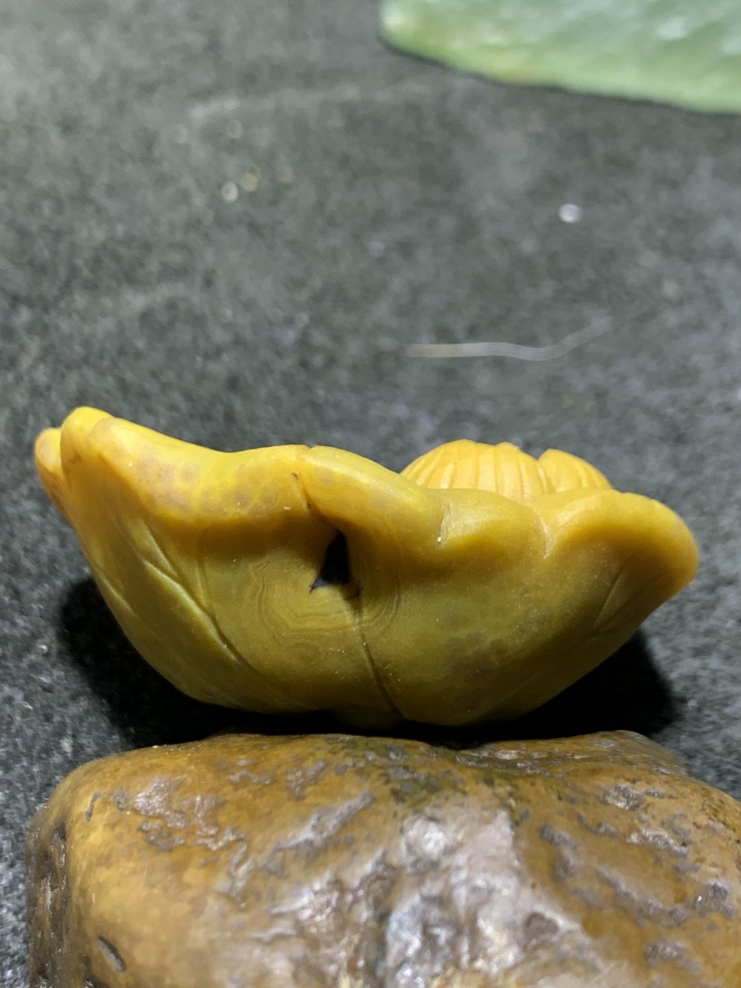 精美战国红玛瑙雕刻荷花鲤鱼香插一个！寓意，和和美美，年年有鱼，