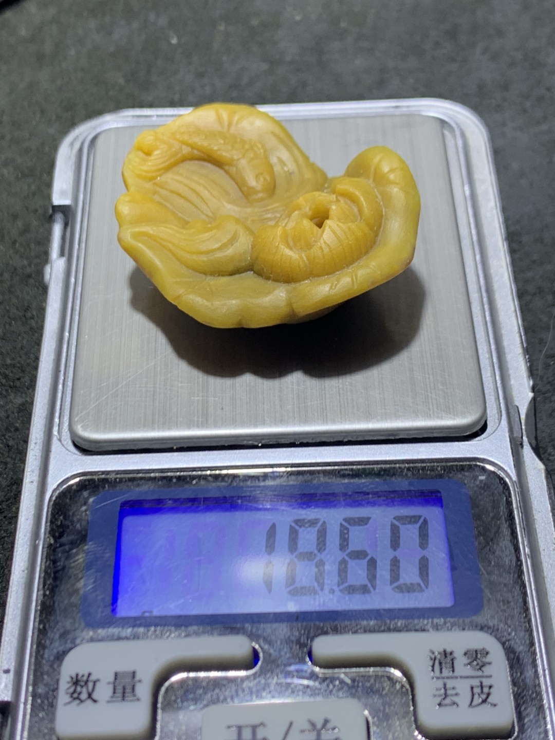 精美战国红玛瑙雕刻荷花鲤鱼香插一个！寓意，和和美美，年年有鱼，