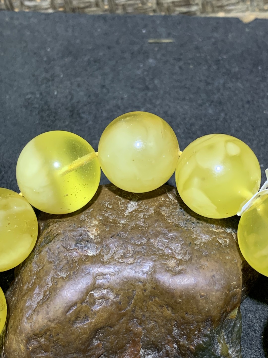 天然18+mm微花粉鸡油黄白花蜜圆珠手串一条