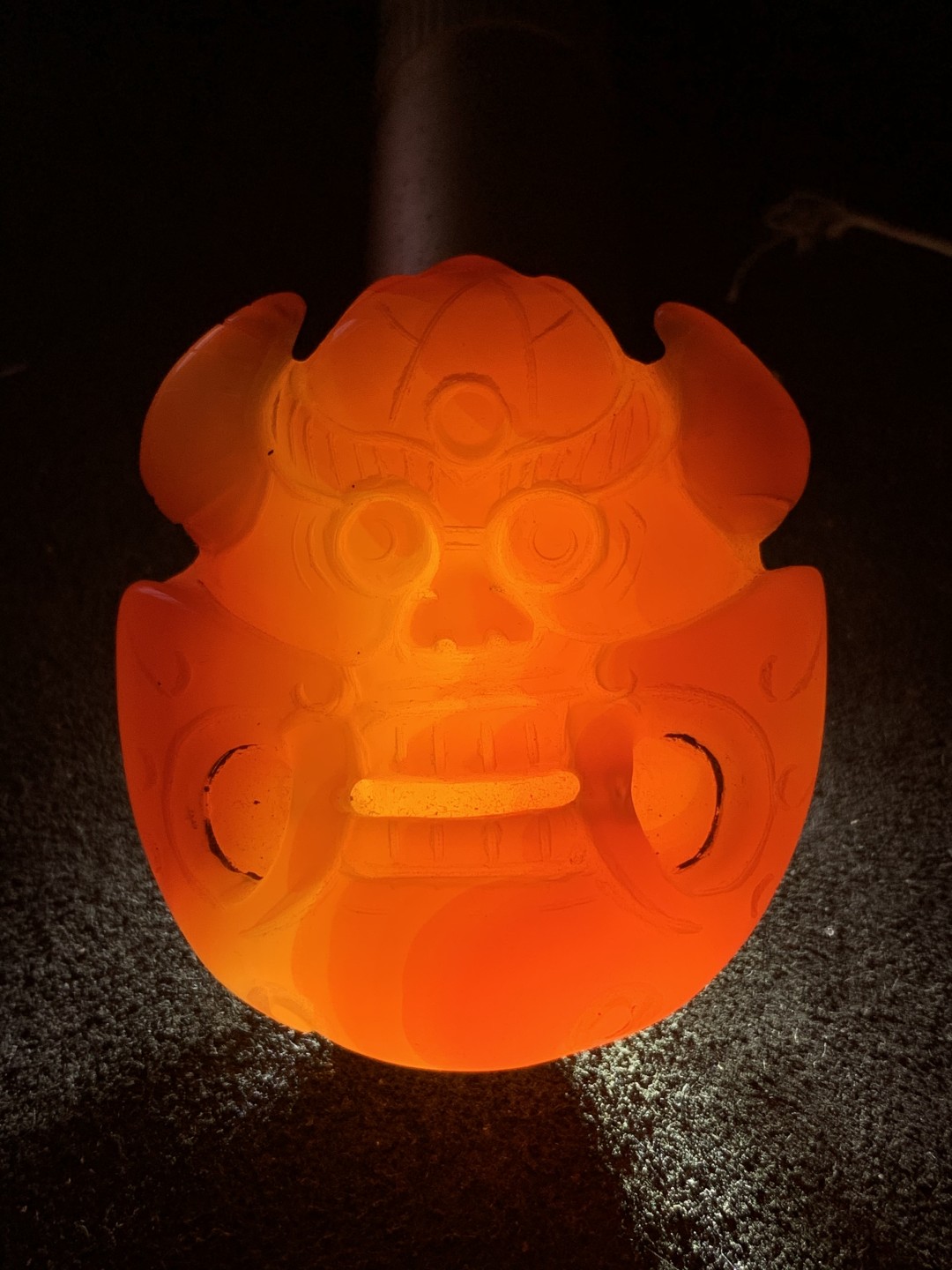 精美缠丝玛瑙雕刻兽首把件一个！