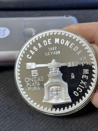 【海宁潮】第五十二期拍卖 - 【海寧潮】墨西哥发行宪法成立200周年5盎司纯银纪念章，塑料盒碎人物面塑料盒子没有办法打开，直径65毫米白银价格812