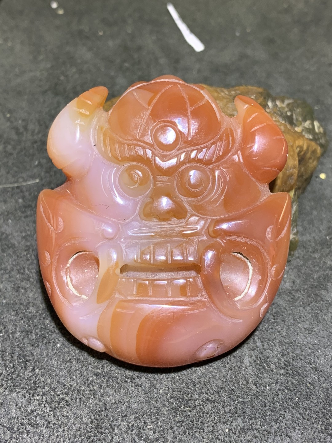 精美缠丝玛瑙雕刻兽首把件一个！