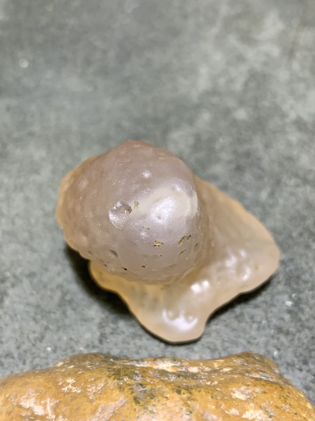 放福利！精美天然戈壁酒红色糖心玛瑙原石吊坠一颗，