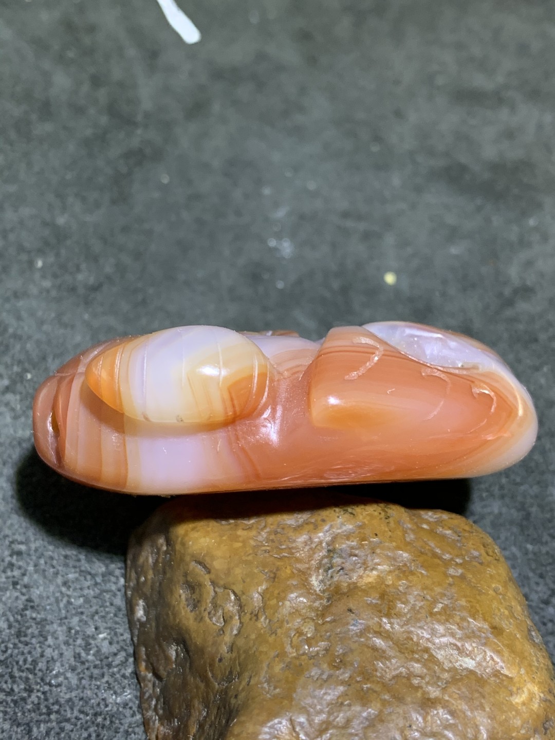 精美缠丝玛瑙雕刻兽首把件一个！