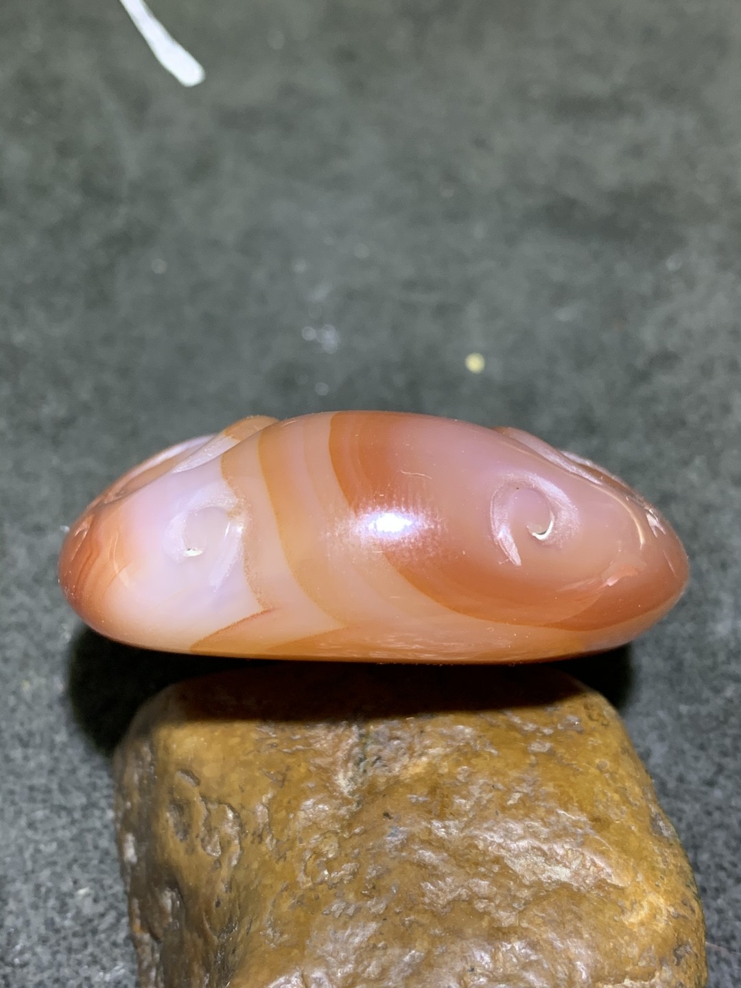 精美缠丝玛瑙雕刻兽首把件一个！