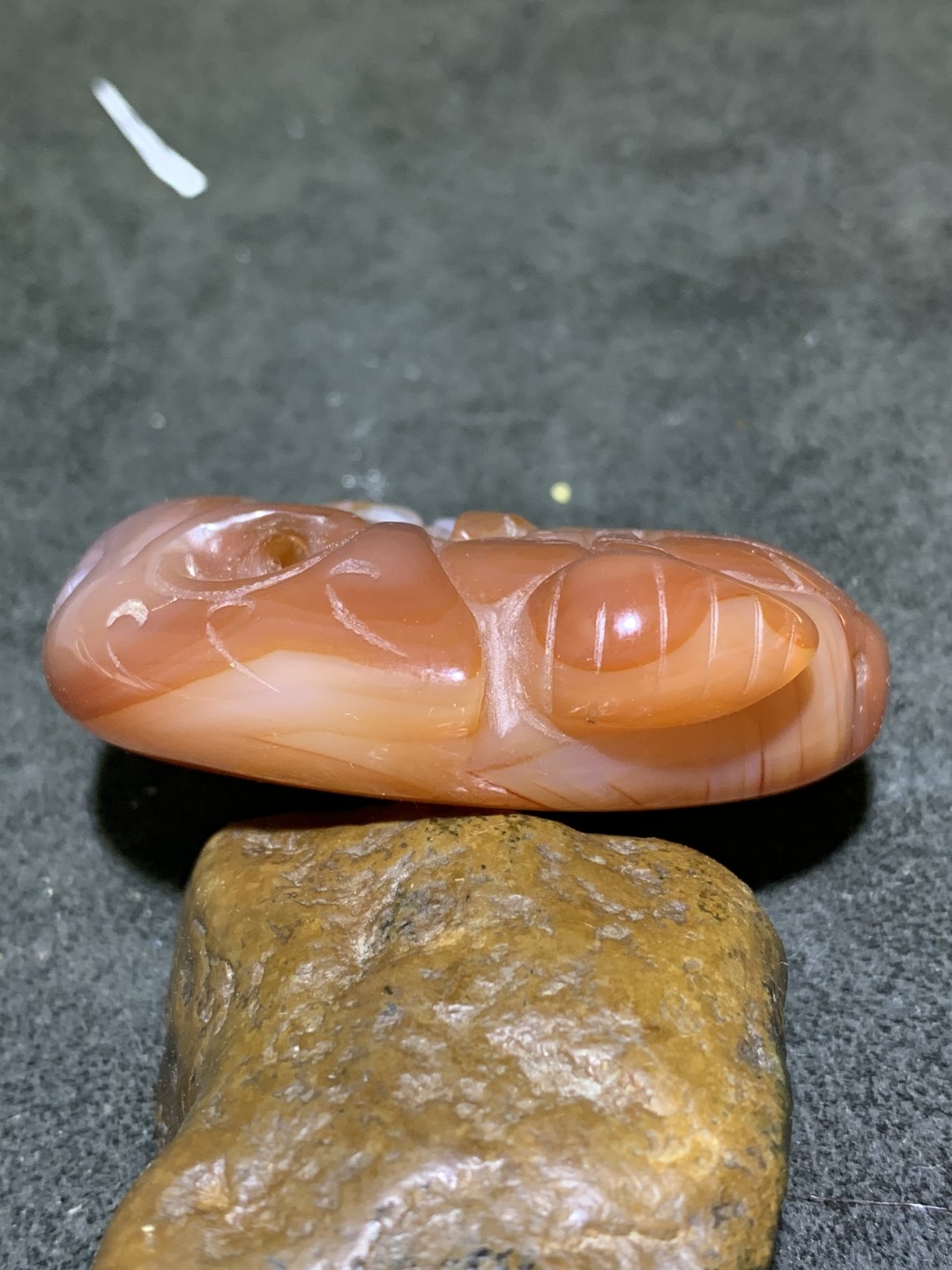 精美缠丝玛瑙雕刻兽首把件一个！