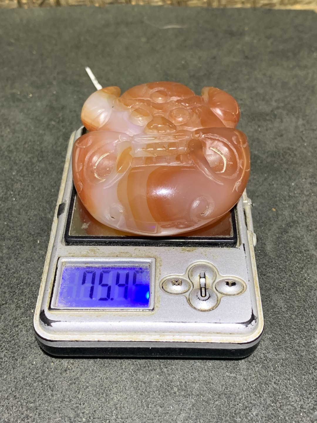 精美缠丝玛瑙雕刻兽首把件一个！