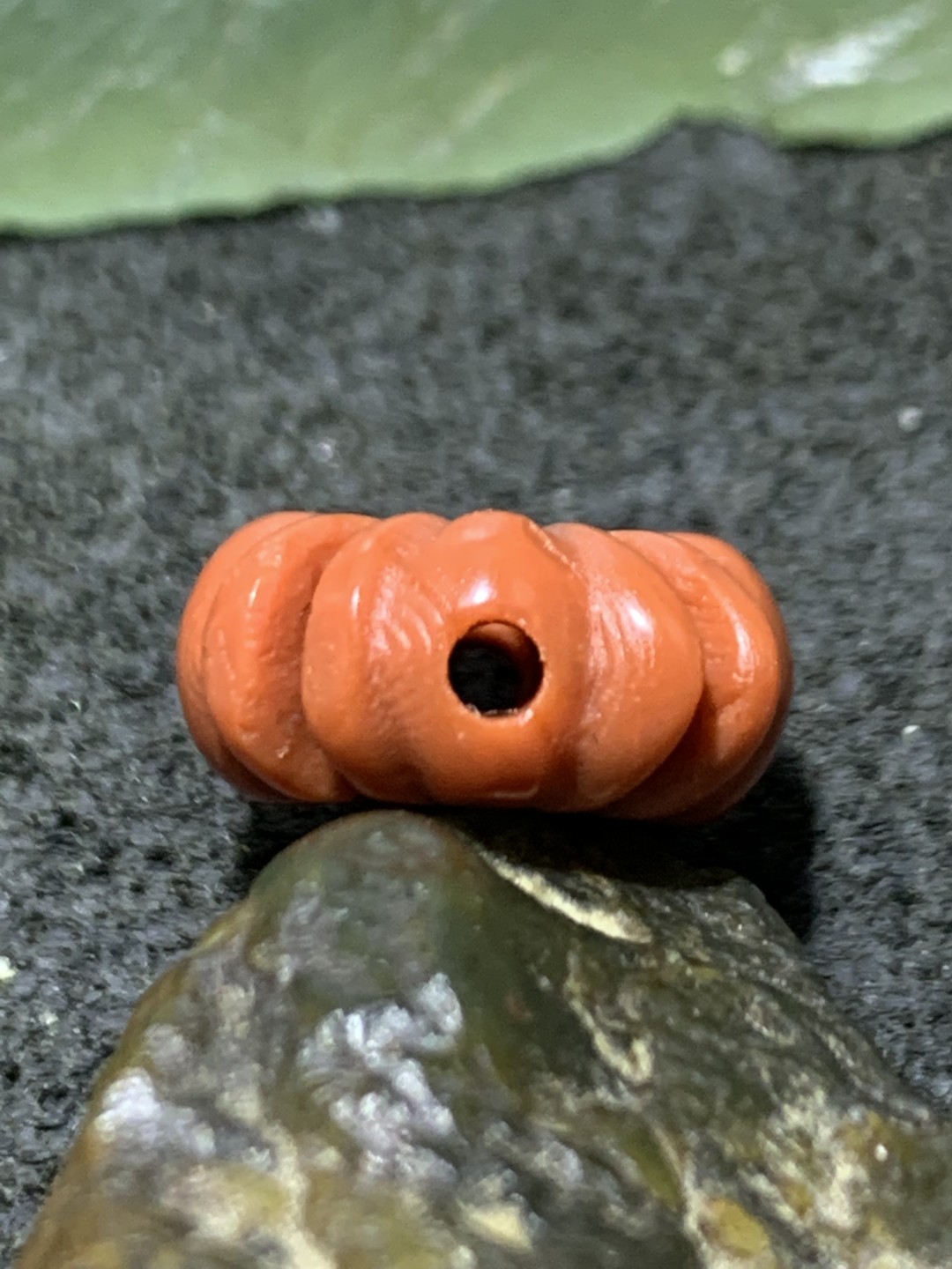 柿子红南红玛瑙雕刻克罗心背云一个，