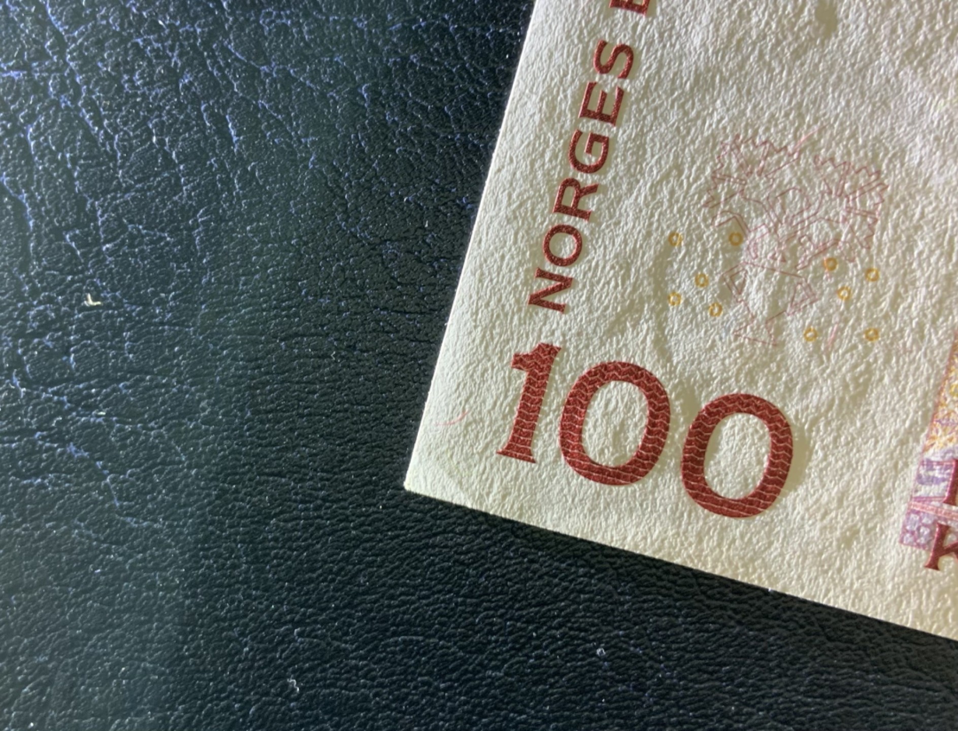 收藏联盟Quantum Auction 第217期拍卖  挪威2014年100克朗 品相UNC   一角有个小折