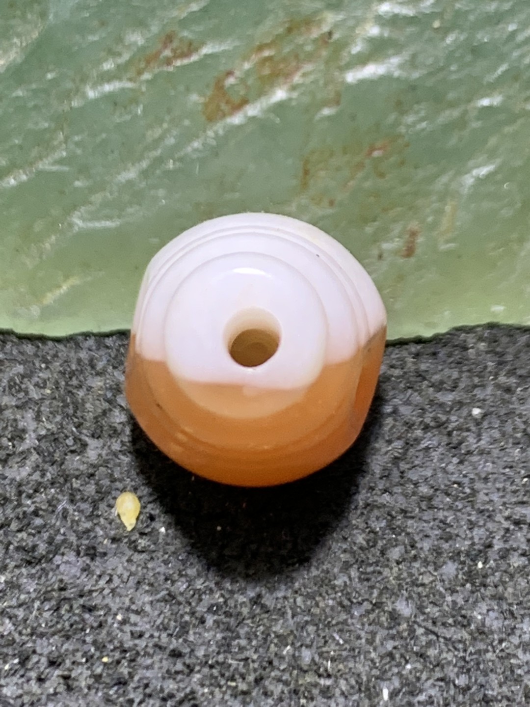 保山南红玛瑙红白双色亚光小三通佛头一个，
