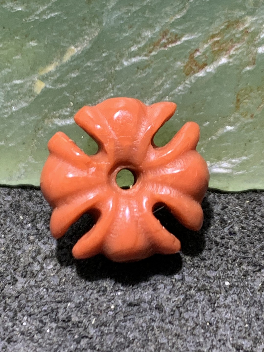 柿子红南红玛瑙雕刻克罗心背云一个，