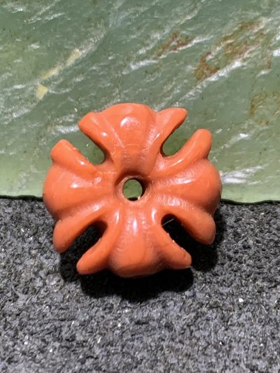 柿子红南红玛瑙雕刻克罗心背云一个， - 柿子红南红玛瑙雕刻克罗心背云一个，