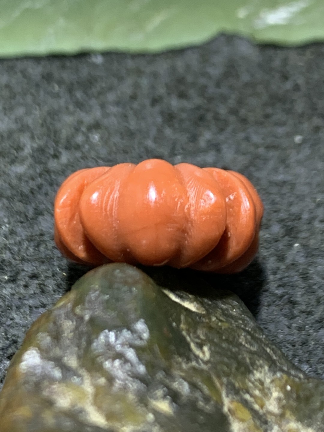 柿子红南红玛瑙雕刻克罗心背云一个，