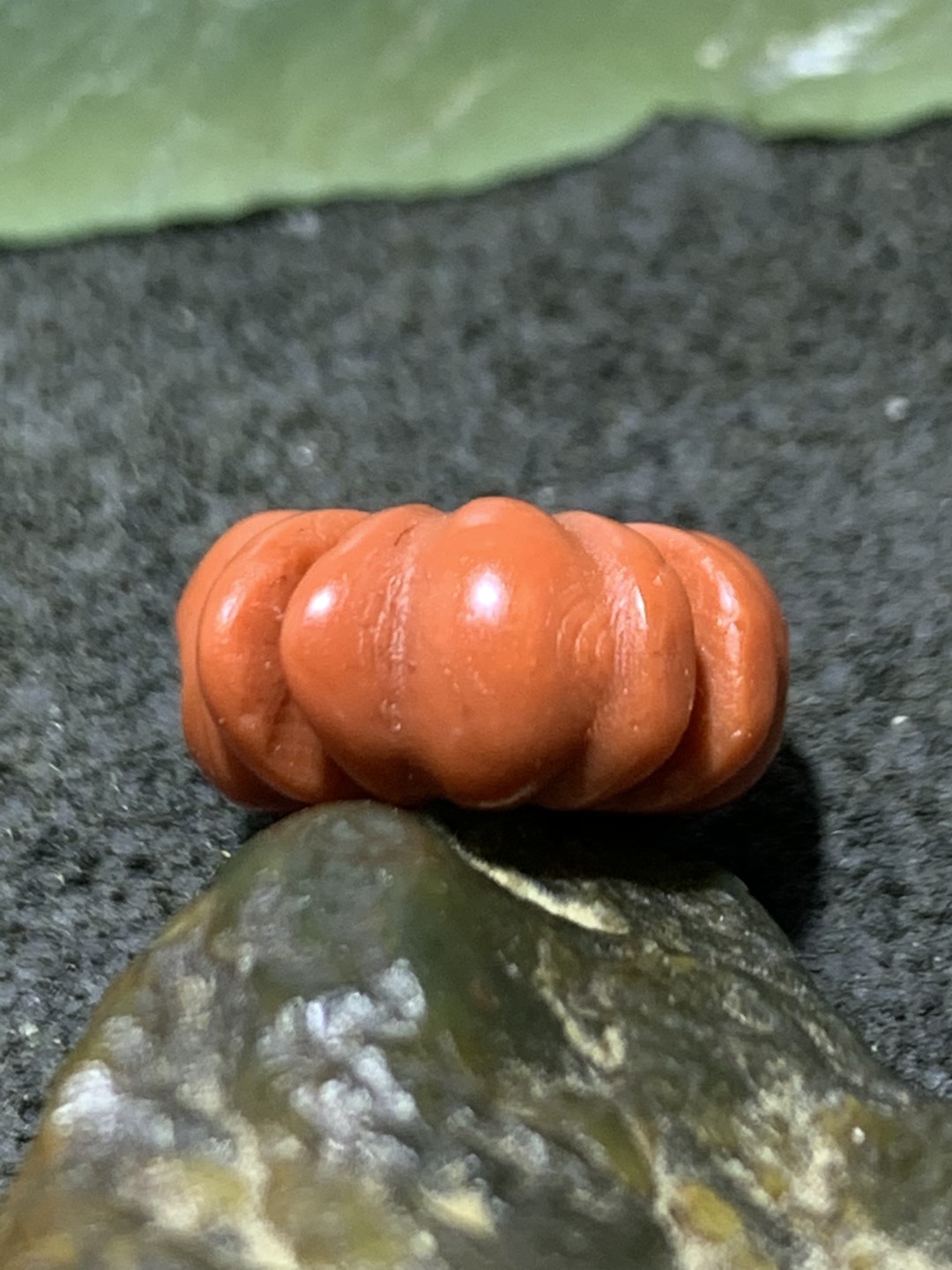 柿子红南红玛瑙雕刻克罗心背云一个，