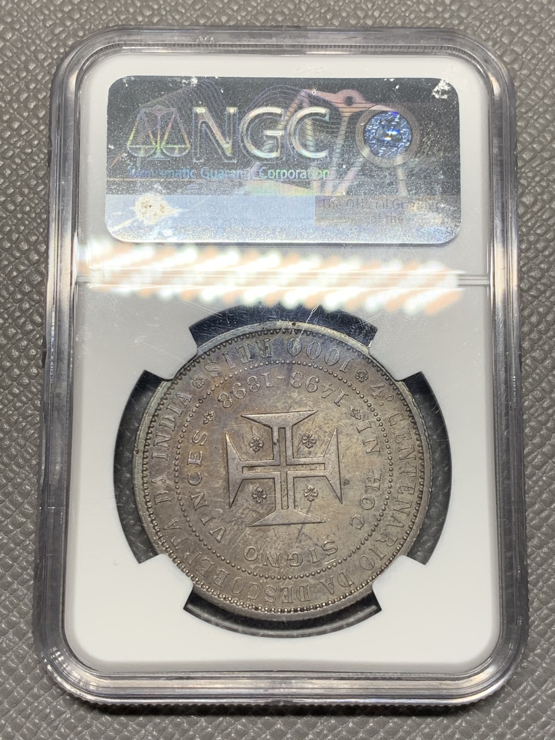 《竞宝斋》第123场-周日，周一 ，2场连拍（全场包邮） NGC MS61 1898年 葡萄牙 发现印度 1000R ，紫罗兰五彩包浆，极致的状态