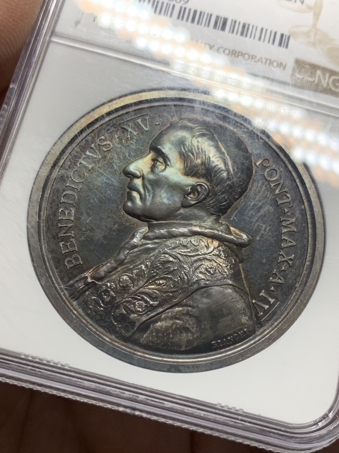 《竞宝斋》第123场-周日，周一 ，2场连拍（全场包邮） NGC MS63 1916年梵蒂冈教皇本笃十五世高浮雕精美银章 五彩包浆 精美绝伦