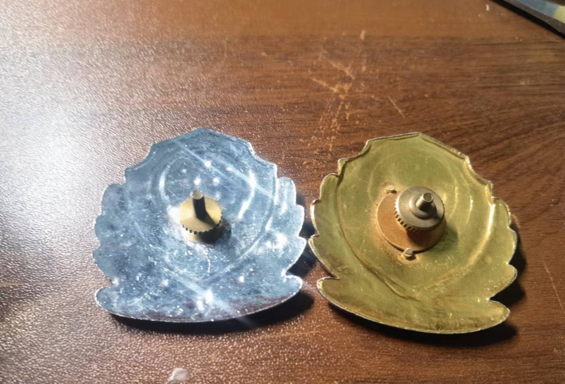 全部0起！欧亚大陆勋奖章制服交流会十二月初小拍 城市行政部门两枚不同版本的帽徽