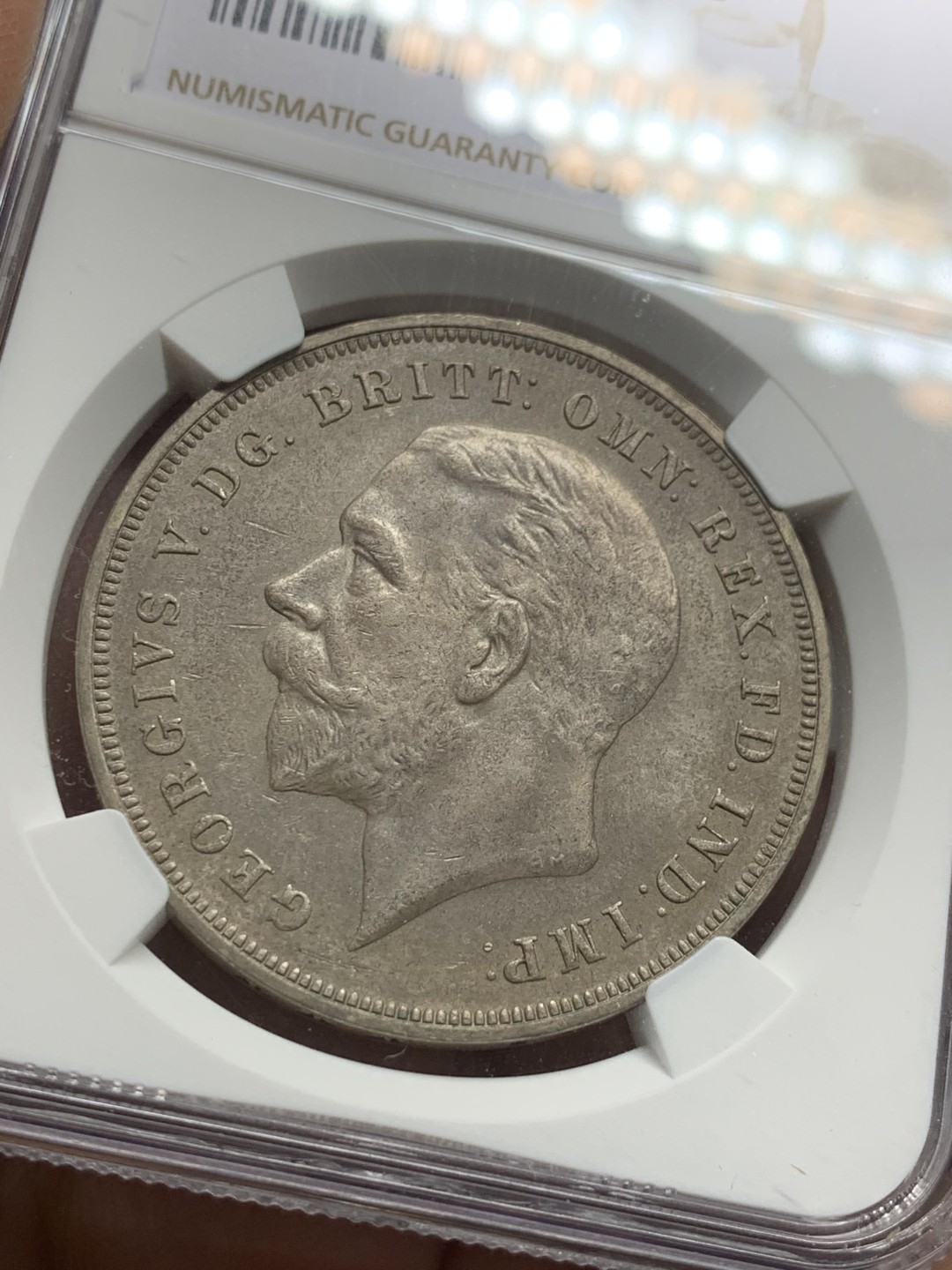 《竞宝斋》第123场-周日，周一 ，2场连拍（全场包邮） NGC-MS62 英国1935年 乔治五世 木马剑克朗银币 一面原光，一面老包浆，阴阳面。略有低评