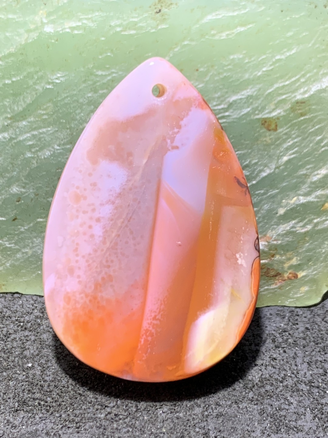 川料南红玛瑙吊坠一个，