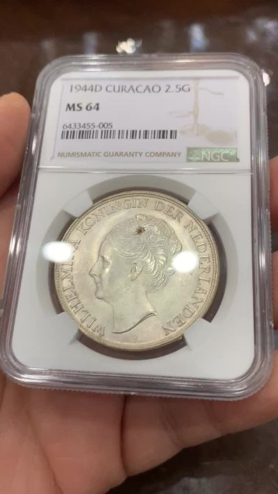 《竞宝斋》第123场-周日，周一 ，2场连拍（全场包邮） NGC-MS64 荷属库拉索 1944年 2.5盾银币  光度极佳，底板洁净。铸造量20万枚，仅为荷属东印度十分之一。殖民地品种已经开始涨起来了。