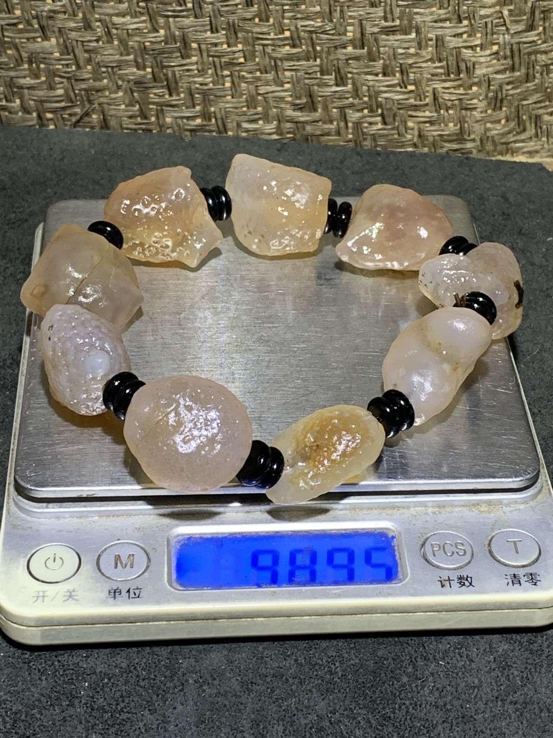 精美天然阿拉善酒红大颗粒糖心玛瑙异形原石手串一条