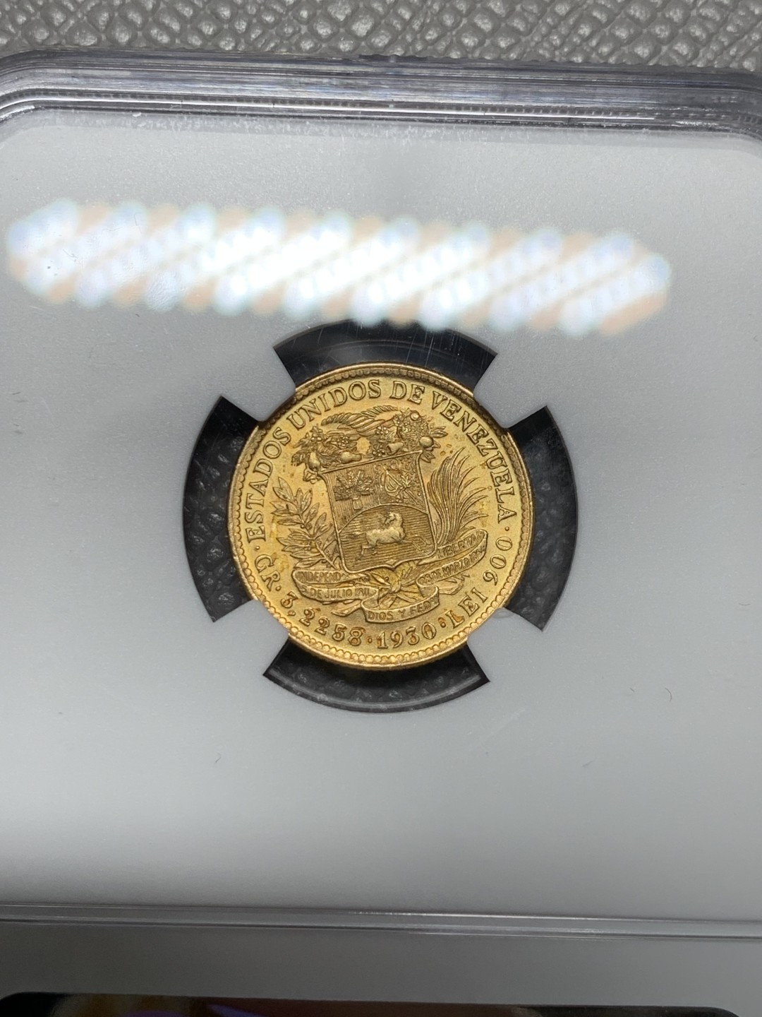 《竞宝斋》第123场-周日，周一 ，2场连拍（全场包邮） NGC-MS65 委内瑞拉1930年 西蒙波利瓦 10波利瓦金币 单一年份非常稀少 这品相也是一枚就能终身收藏的了