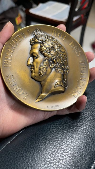 法国 超大铜章 百年名章 法国菲利普国王颁布铁路法案。 作者：著名雕刻家Bovy作品 尺寸：112mm 重量：608克，极其厚重! 边铭：丰饶角+bronze - 法国 超大铜章 百年名章 法国菲利普国王颁布铁路法案。 作者：著名雕刻家Bovy作品 尺寸：112mm 重量：608克，极其厚重! 边铭：丰饶角+bronze