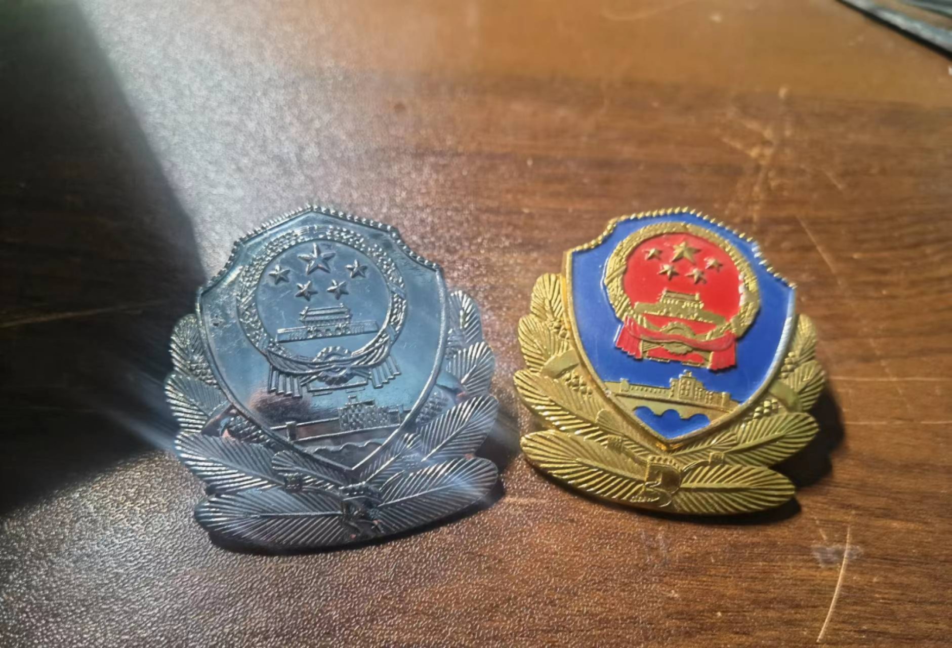 全部0起！欧亚大陆勋奖章制服交流会十二月初小拍 城市行政部门两枚不同版本的帽徽