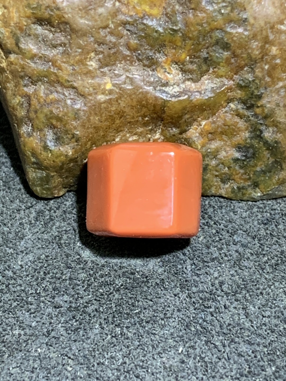 川料南红玛瑙六棱直切珠一颗，