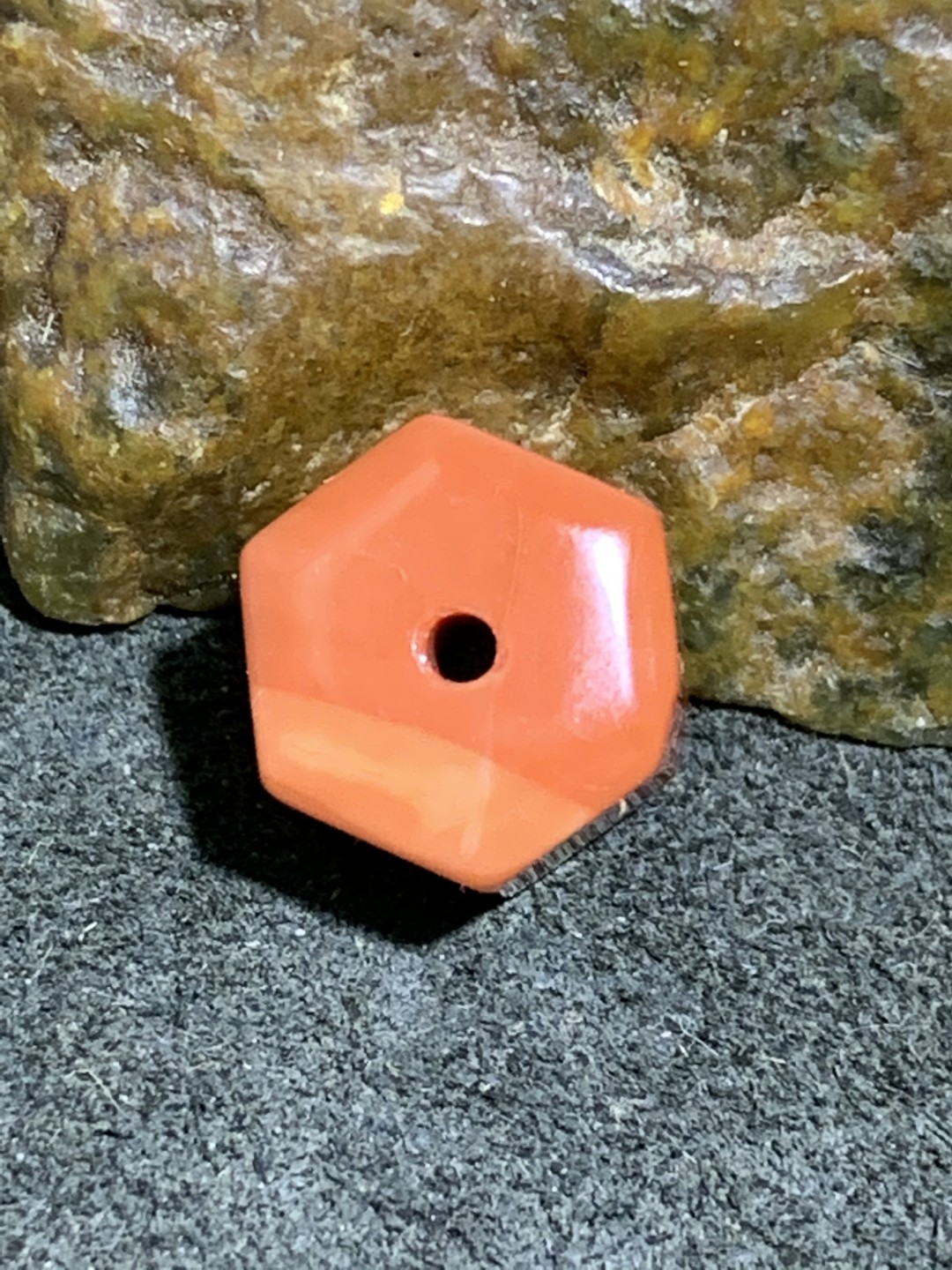 川料南红玛瑙六棱直切珠一颗，
