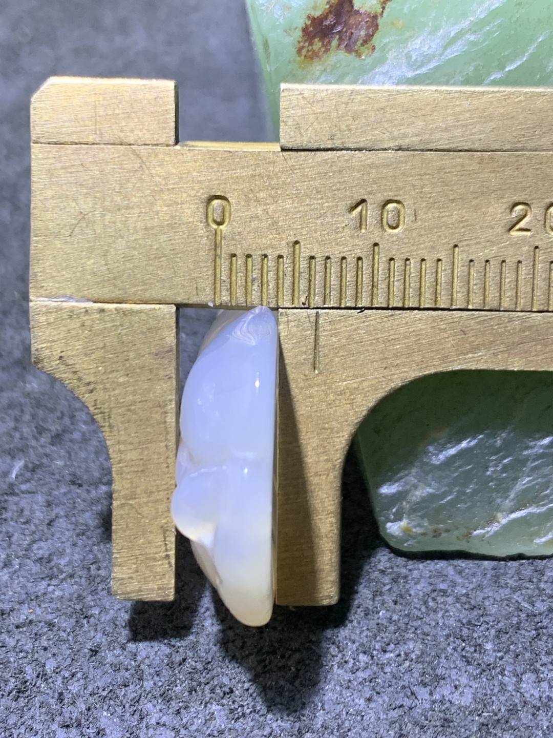 精美荔枝冻白玉髓雕刻树叶一个，寓意：大业有成，