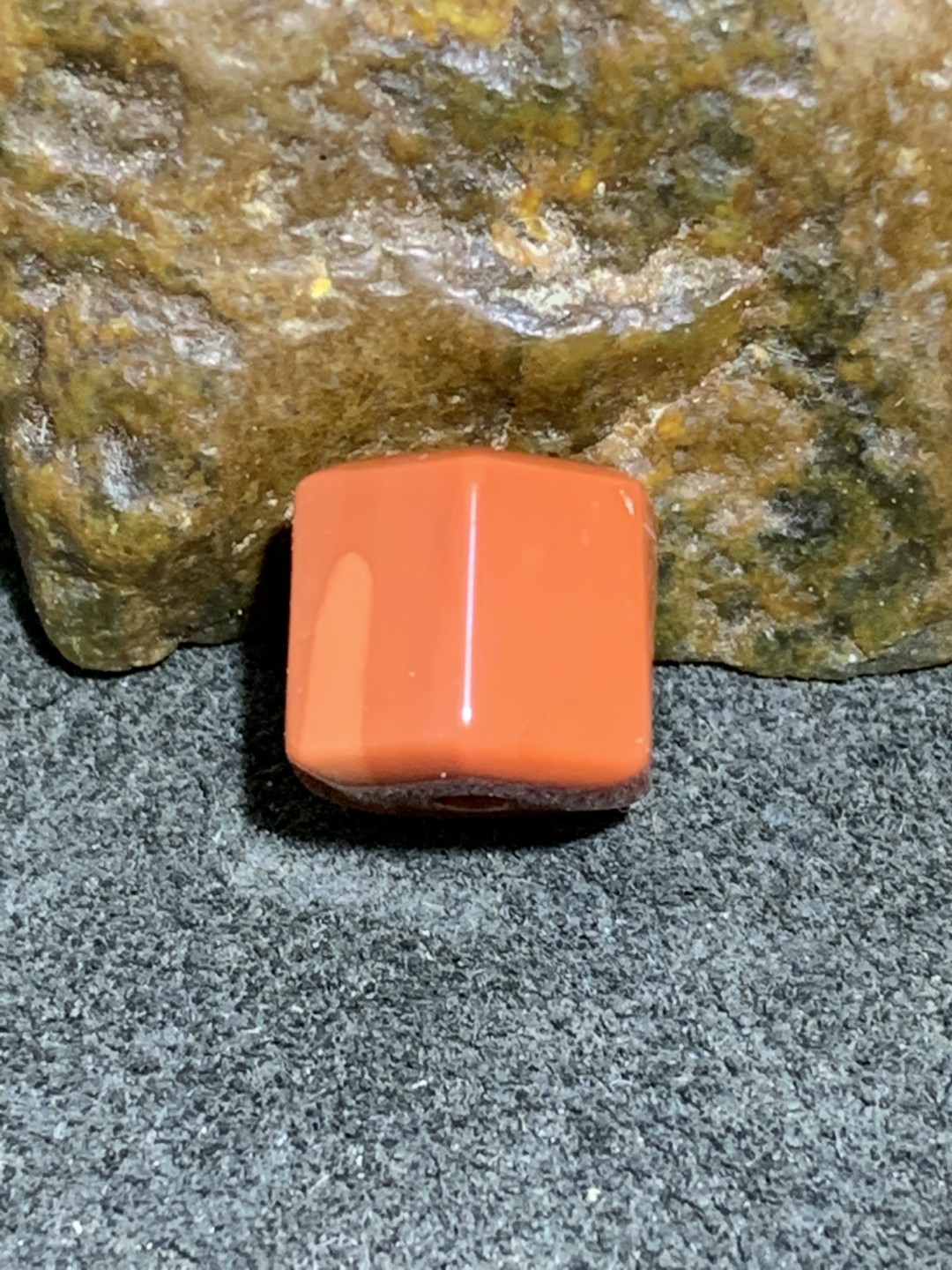 川料南红玛瑙六棱直切珠一颗，