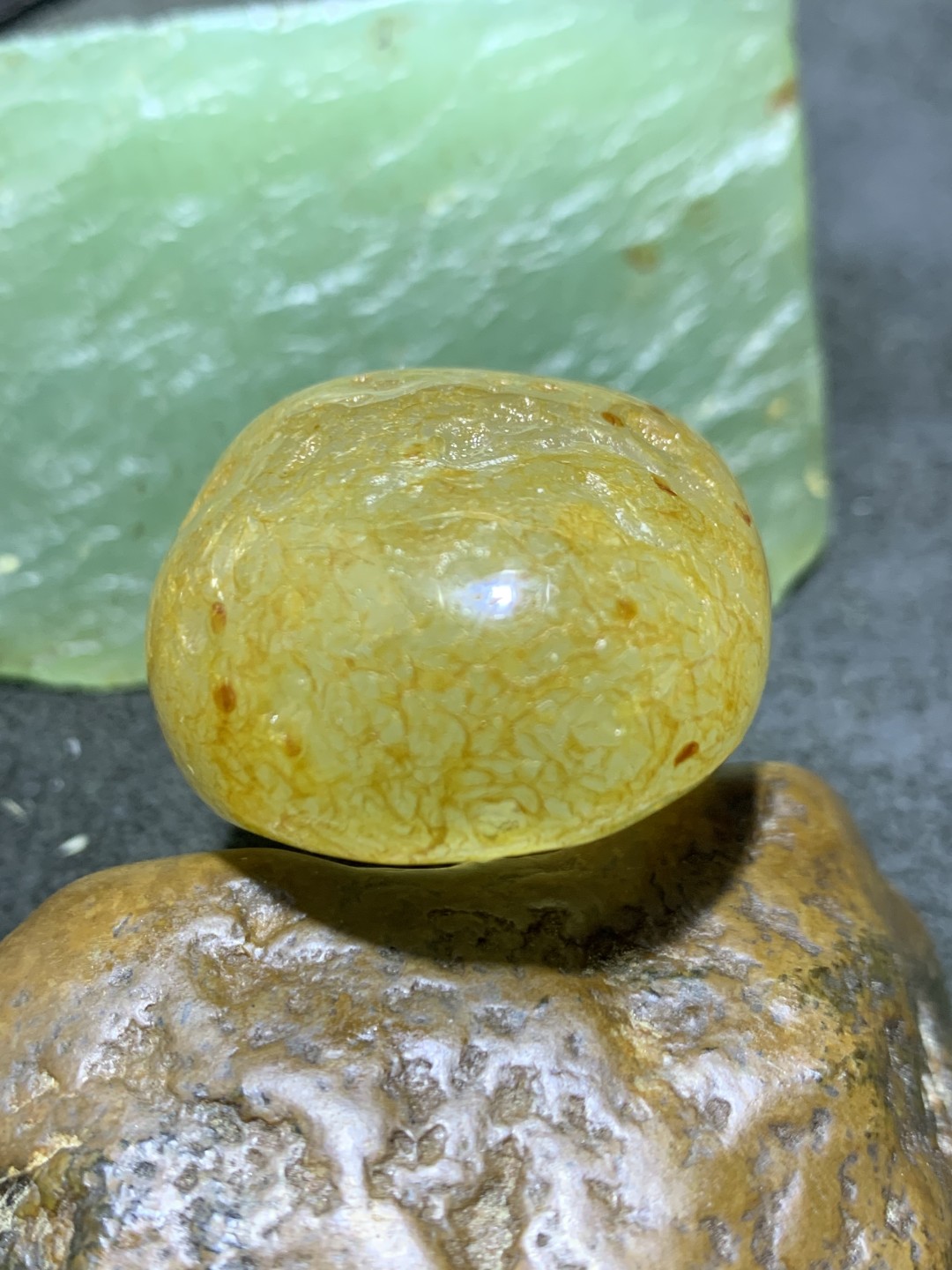 精美天然原皮马达加斯加玛瑙雕刻观音菩萨吊坠(把件)一个，