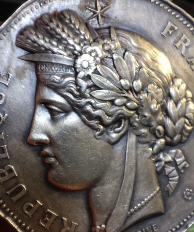 年末清仓 顺丰包邮 法国一战时期射击训练银章 品相如图，边缘一些磕碰，巴黎造币厂