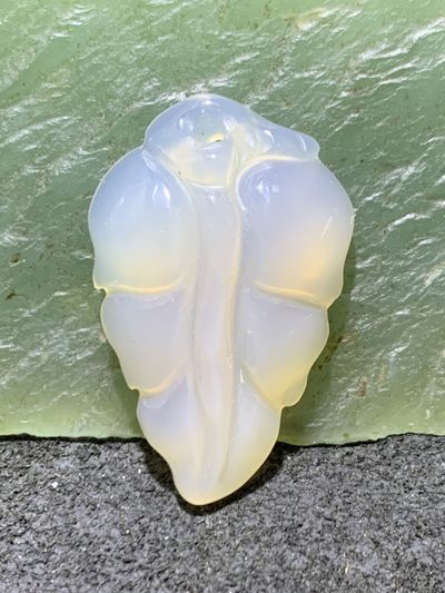精美荔枝冻白玉髓雕刻树叶一个，寓意：大业有成， - 精美荔枝冻白玉髓雕刻树叶一个，寓意：大业有成，