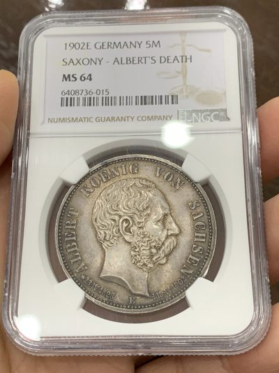 《竞宝斋》第124场-周日，周一 ，2场连拍（全场包邮） - NGC-MS64 德国萨克森 1902年 阿尔伯特纪念 5马克大银币 五彩包浆 顶级味道