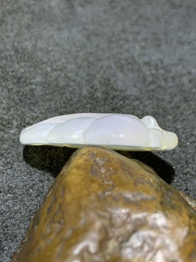 精美荔枝冻白玉髓雕刻树叶一个，寓意：大业有成， 精美荔枝冻白玉髓雕刻树叶一个，寓意：大业有成，