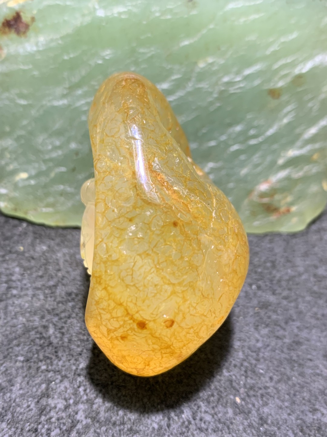 精美天然原皮马达加斯加玛瑙雕刻观音菩萨吊坠(把件)一个，
