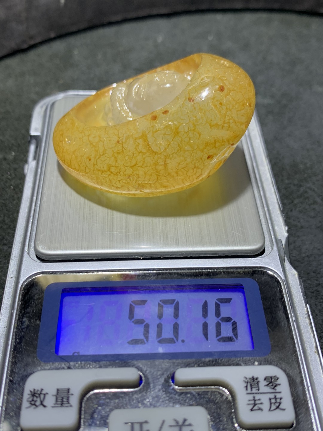 精美天然原皮马达加斯加玛瑙雕刻观音菩萨吊坠(把件)一个，
