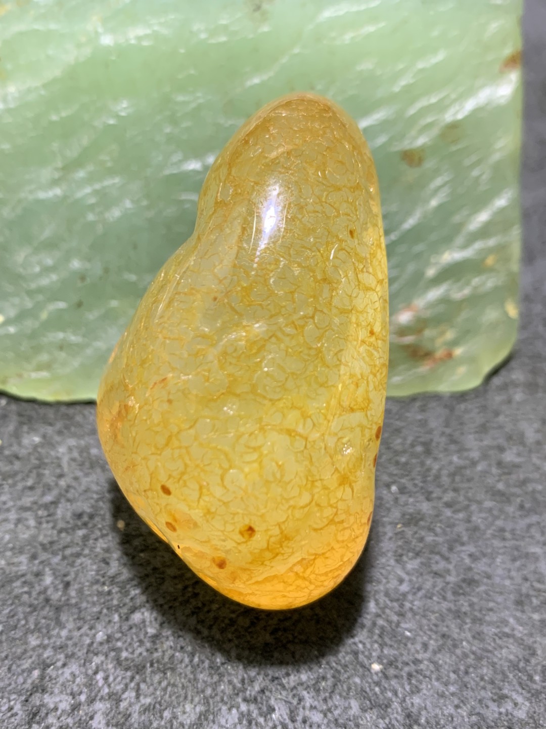 精美天然原皮马达加斯加玛瑙雕刻观音菩萨吊坠(把件)一个，