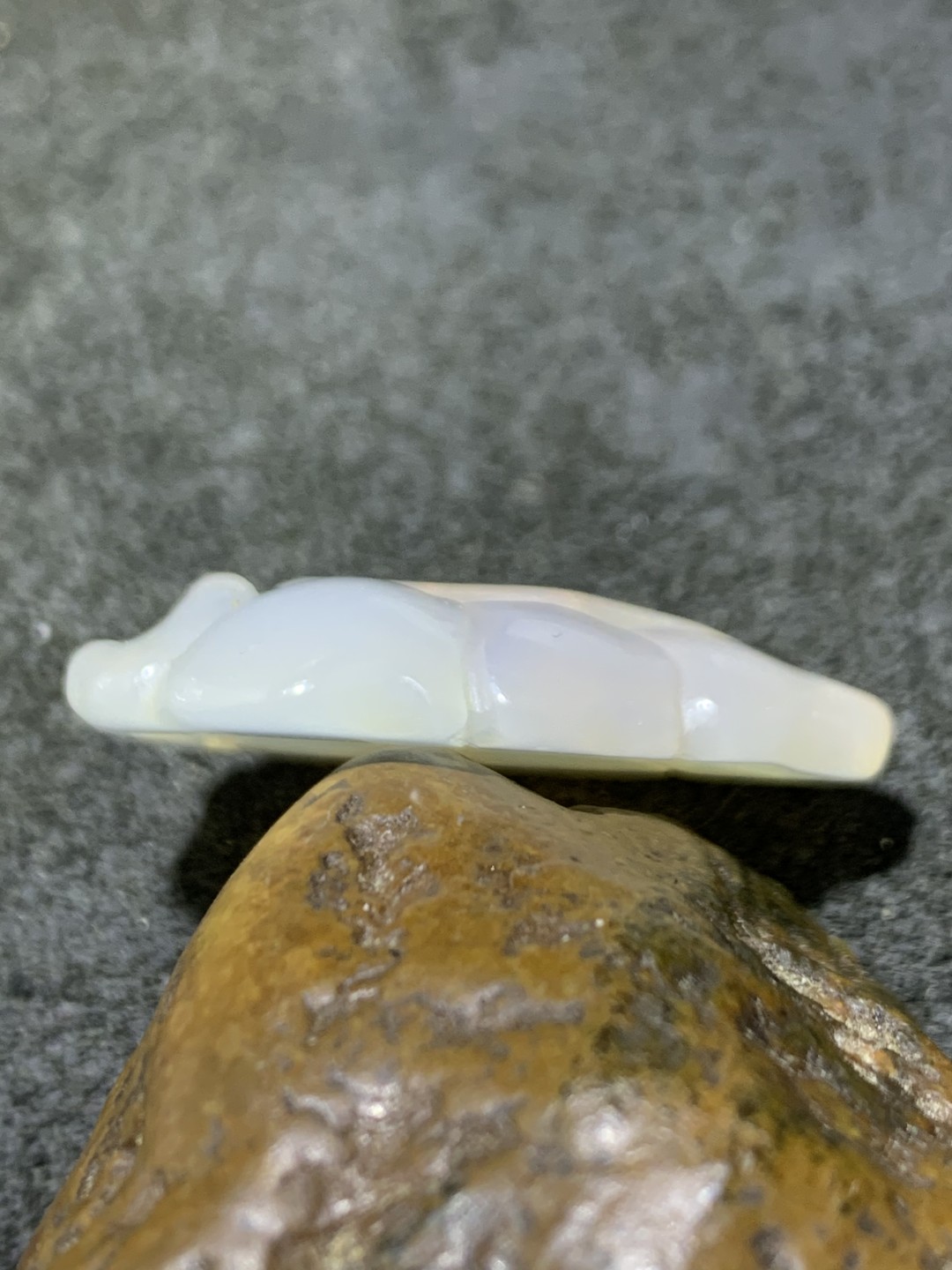 精美荔枝冻白玉髓雕刻树叶一个，寓意：大业有成，