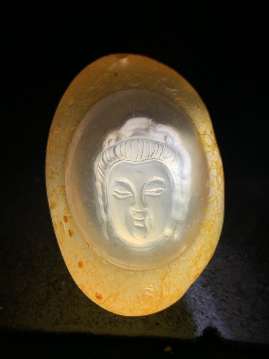 精美天然原皮马达加斯加玛瑙雕刻观音菩萨吊坠(把件)一个，