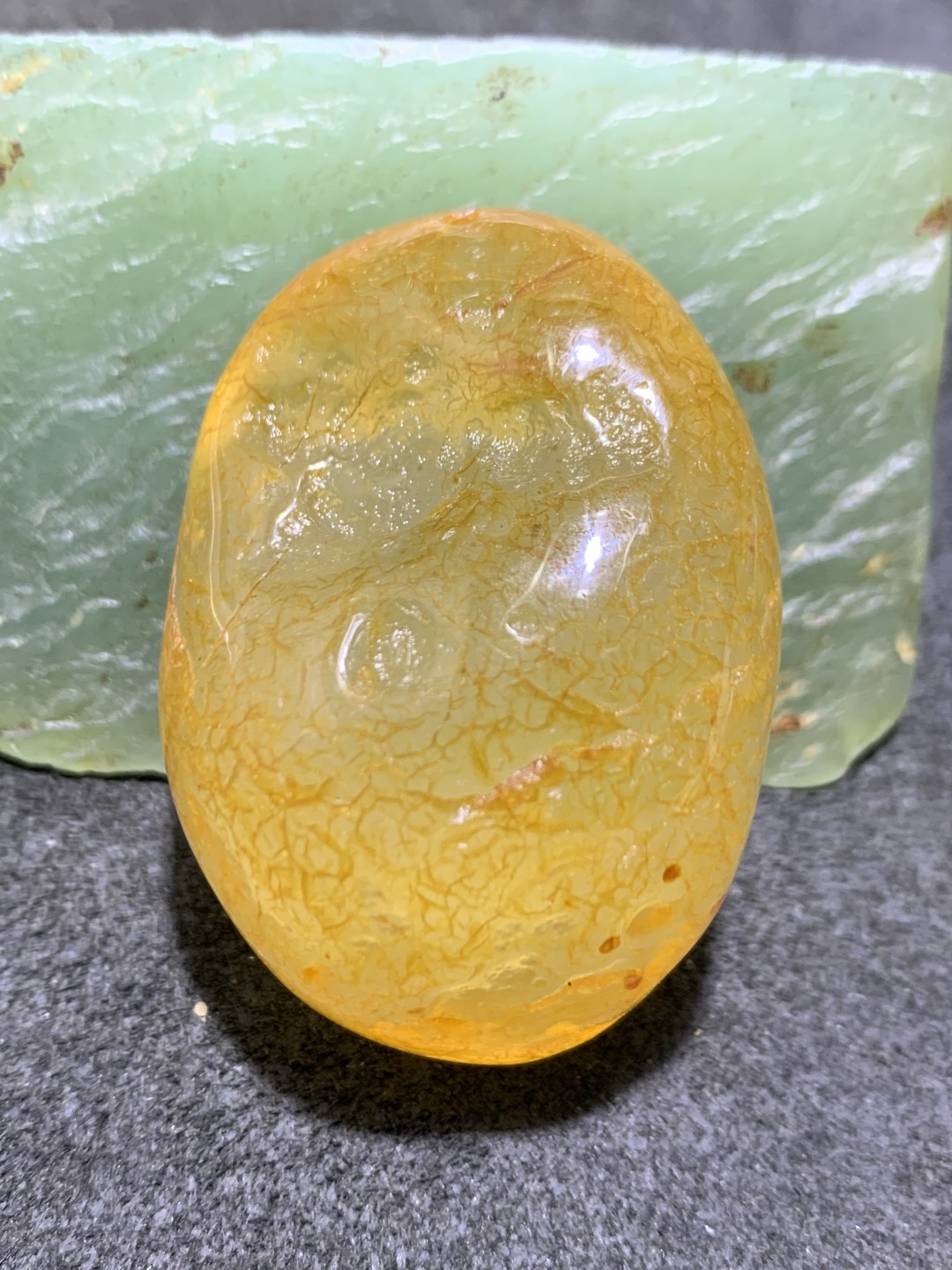 精美天然原皮马达加斯加玛瑙雕刻观音菩萨吊坠(把件)一个，